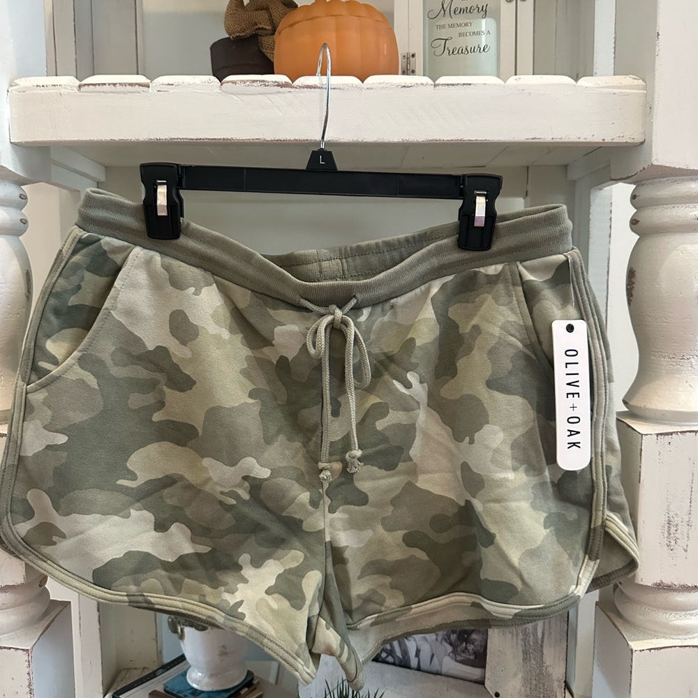 Olive & Oak Women's Green Camo Athletic Shorts